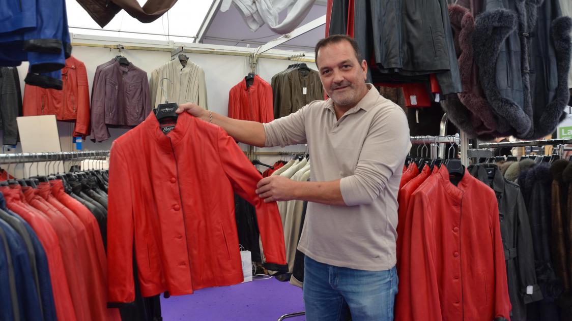 Il ajoute la Foire de Ch lons en Champagne sa collection